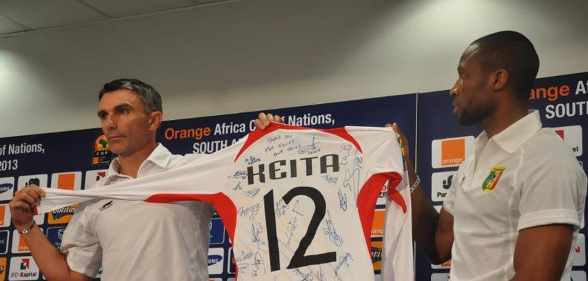 Caterton and Keita show off the signed jersey gift to Mandela.jpg