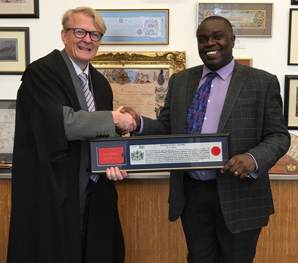 &#x27;Femi Okutubo in a warm handshake with the Clerk of the Chamberlain&#x27;s Court - Craig Murray