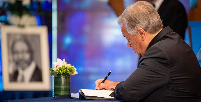 UN Secretary-General António Guterres signs a book of condolences in memory of Kofi Annan.