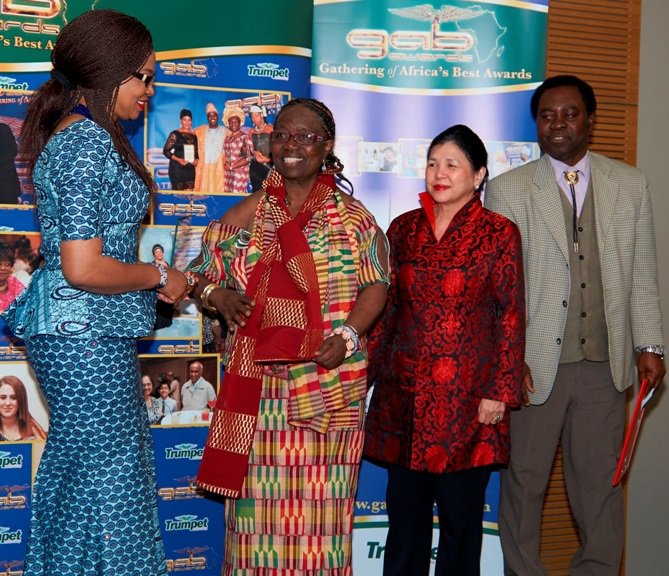 Dame Betty receiving GAB award from Cllr Sade Etti in 2016