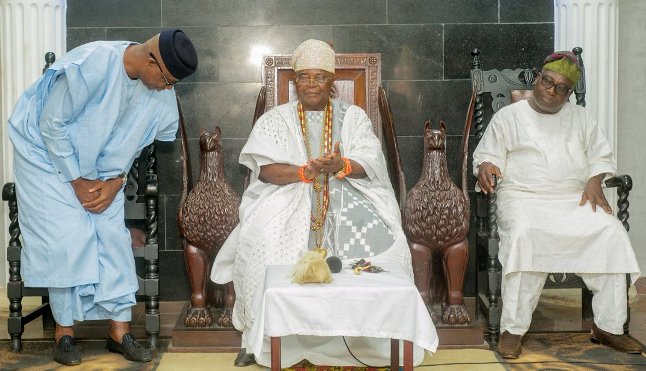 Prince Abiodun appreciating Paramount Ruler and Alake of Egbaland - HRM Oba Dr. Adedotun Aremu Gbadebo while his Campaign DG - Prince Segun Adesegun savours the moment.jpg