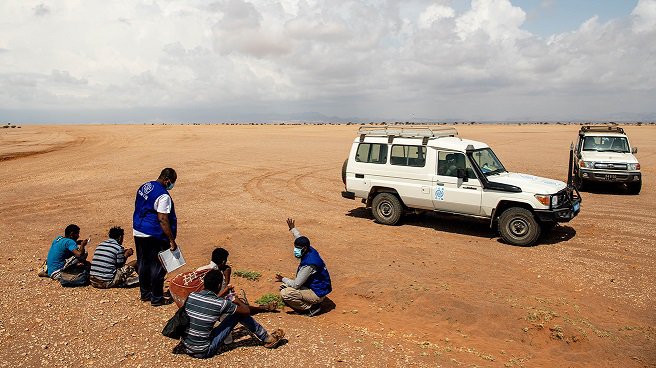 Through its mobile unit, IOM provides life-saving assistance to migrants stranded along the shores of the Obock region in Djibouti