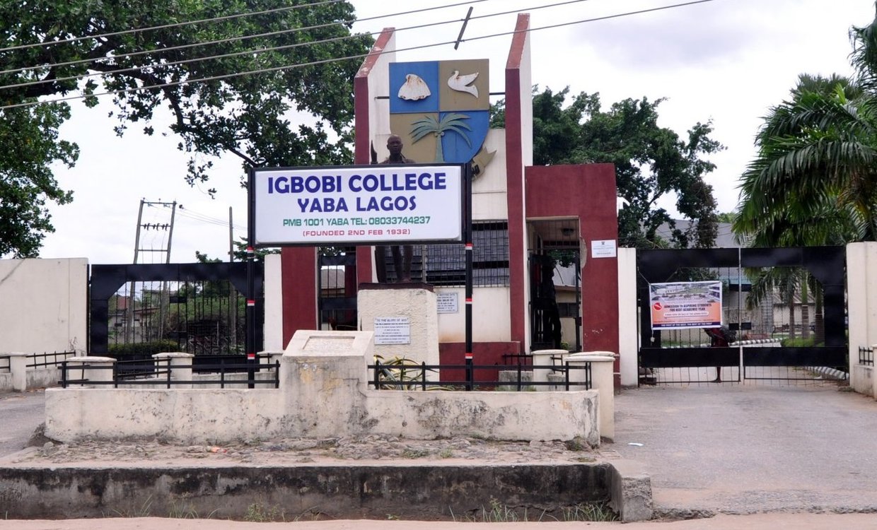 Igbobi College gate.jpg