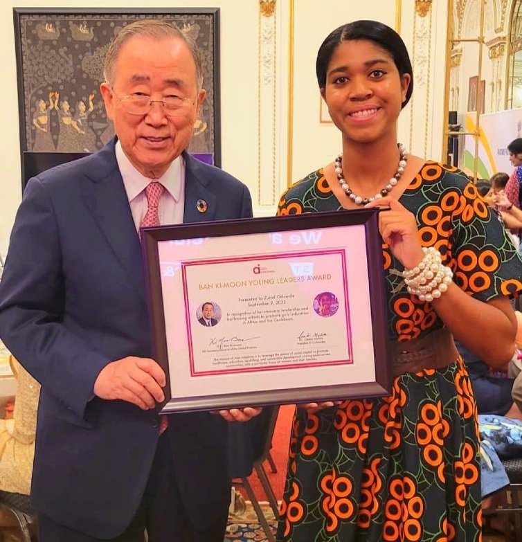 Zuriel Oduwole receives then UN Sec-Gen Ban Ki-Moon's Leadership Award